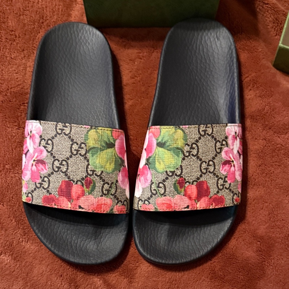 Gucci Women's Floral Slide Sandals - Black and Pink